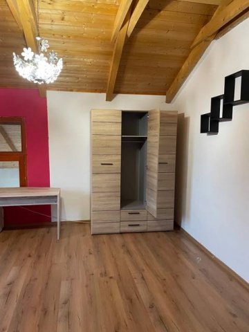 Eladó családi ház, Komáromban 135 M Ft, 7+2 szobás