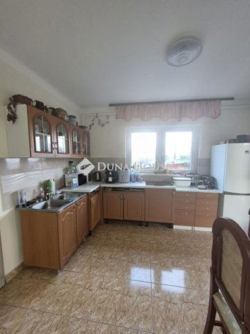 Eladó családi ház, Pécsett 79.9 M Ft, 6 szobás