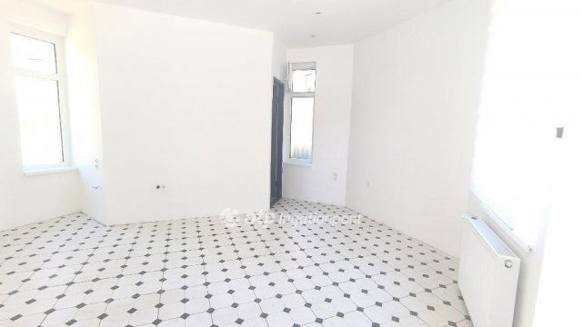Kiadó üzlethelyiség, Szentesen 120 E Ft / hó