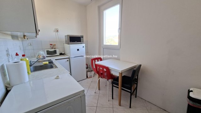 Kiadó panellakás, albérlet, Pécsett 65 E Ft / hó, 1 szobás