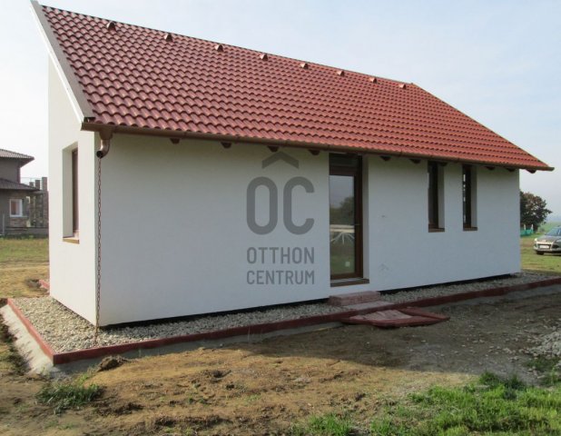 Eladó nyaraló, Balatonszárszón 56.5 M Ft, 3 szobás