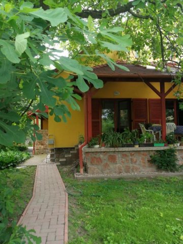 Kiadó családi ház, albérlet, Tatán 210 E Ft / hó, 2 szobás