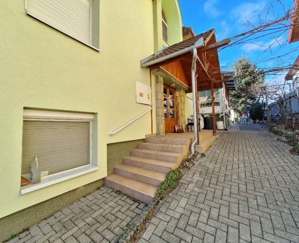 Eladó családi ház, Hévízen 249.9 M Ft, 9 szobás