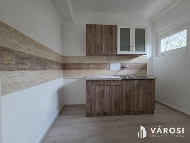 Eladó panellakás, Salgótarjánban 16.8 M Ft, 1 szobás