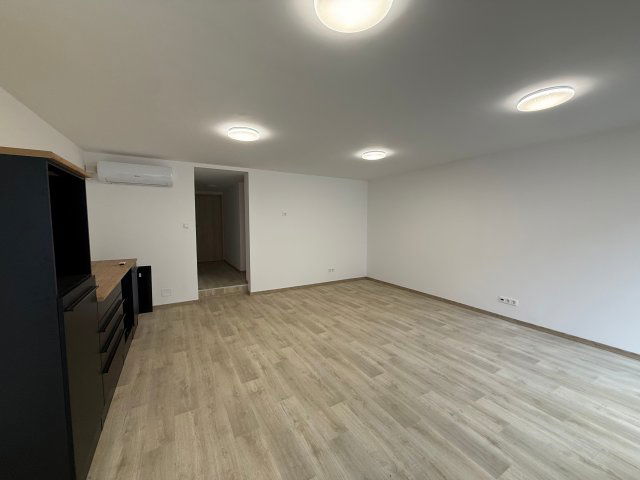 Eladó üzlethelyiség, Nyíregyházán 41.5 M Ft, 2 szobás