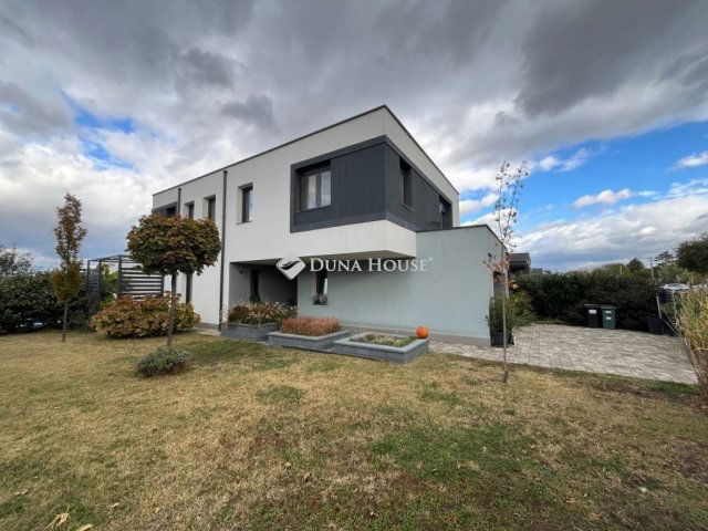 Eladó családi ház, Székesfehérvárott 199.99 M Ft, 5 szobás