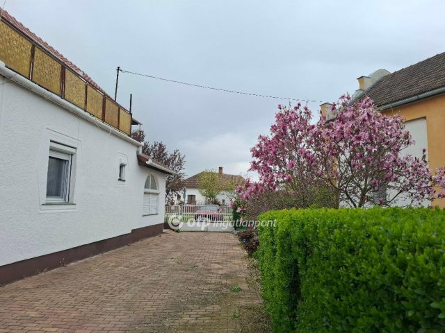 Eladó családi ház, Körösszakálon 27 M Ft, 3+3 szobás