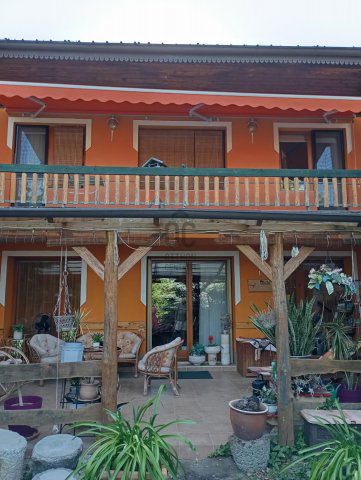 Eladó téglalakás, Szekszárdon 90 M Ft, 4 szobás