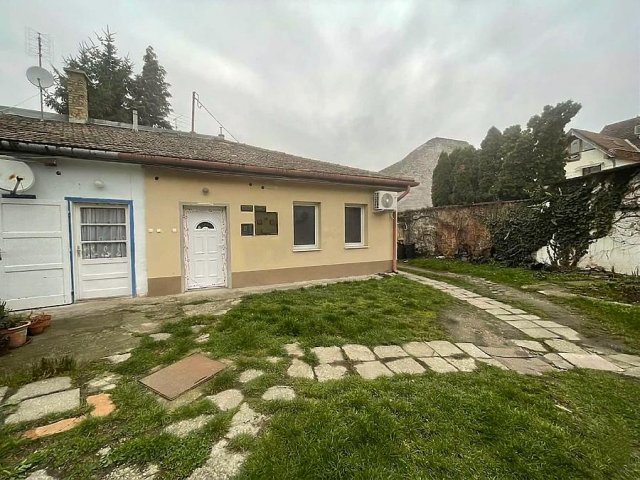 Eladó téglalakás, Vácon 32 M Ft, 1 szobás