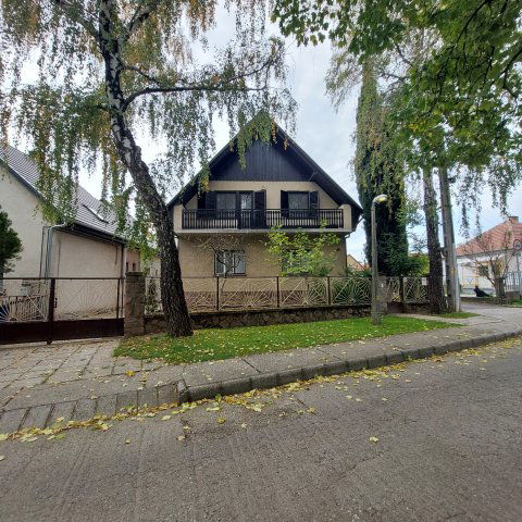 Eladó családi ház, Pécsett 98.9 M Ft, 6 szobás