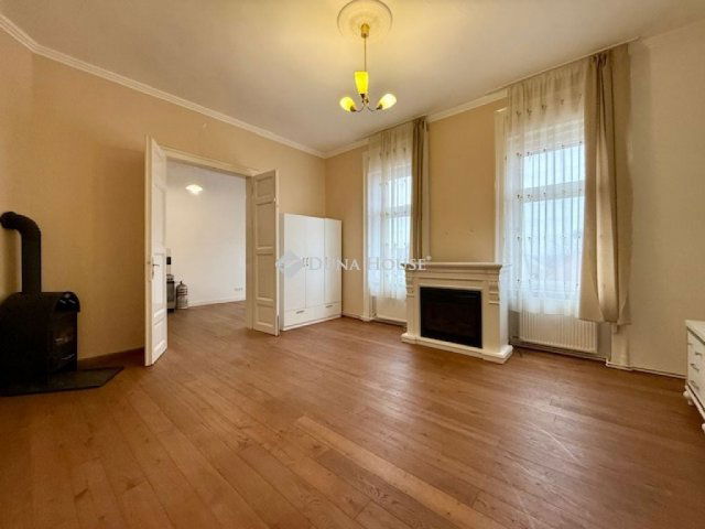 Eladó téglalakás, Pápán 64.9 M Ft, 4 szobás