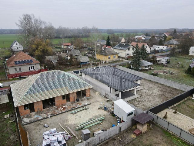 Eladó ikerház, Sülysápon 65 M Ft, 4 szobás