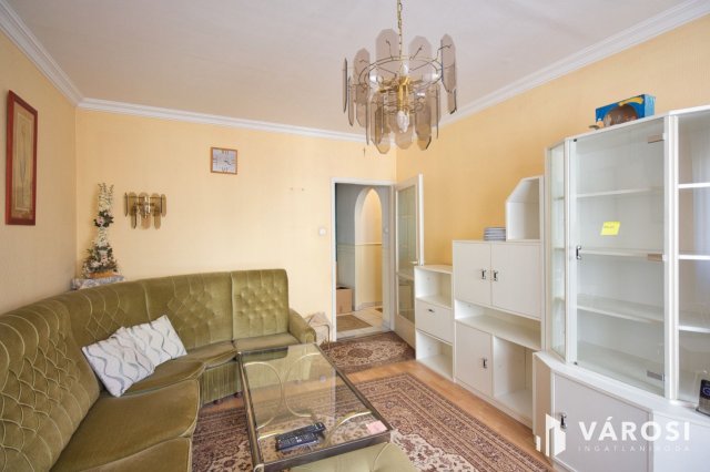 Eladó panellakás, Szegeden 56.5 M Ft, 3 szobás