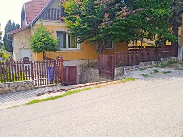 Kiadó családi ház, albérlet, Pécelen, Béke utcában, 5 szobás