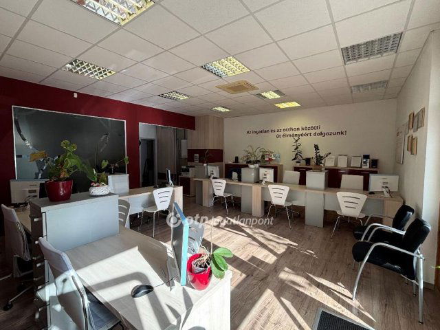 Kiadó üzlethelyiség, Békéscsabán 300 E Ft / hó, 2 szobás