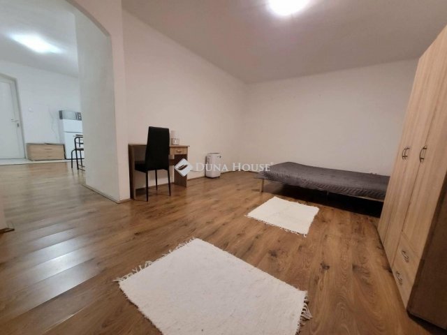 Eladó téglalakás, Pécsett 37.5 M Ft, 2 szobás