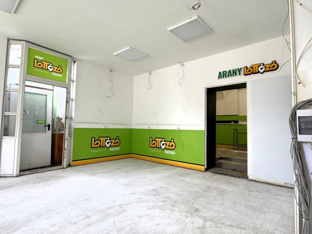 Kiadó üzlethelyiség, Debrecenben, Arany János utcában, 3 szobás
