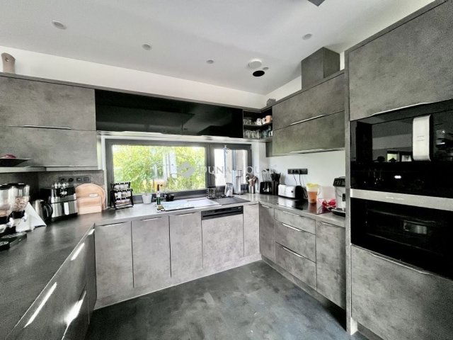 Eladó családi ház, Pécsett 149 M Ft, 5 szobás