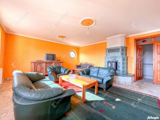 Eladó családi ház, Komáromban 131.2 M Ft, 5 szobás