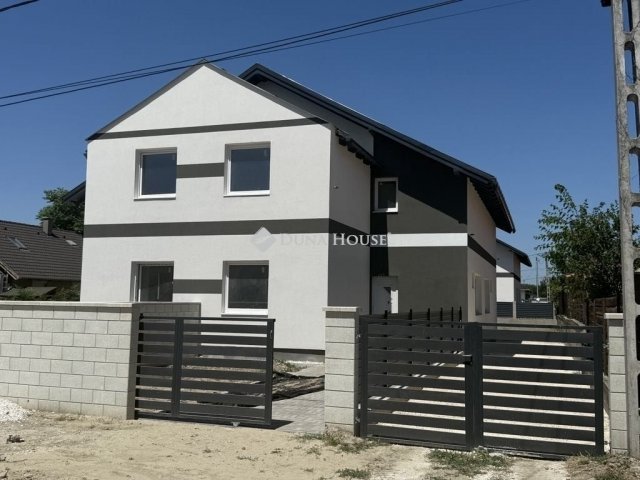 Eladó ikerház, Szigetszentmártonban 74.9 M Ft, 4 szobás