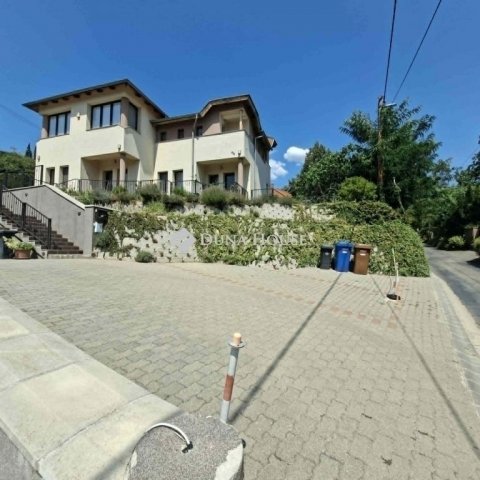 Eladó téglalakás, Pécsett 134.99 M Ft, 6 szobás