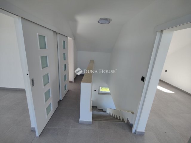 Eladó családi ház, Szigetbecsén 199.9 M Ft, 4 szobás