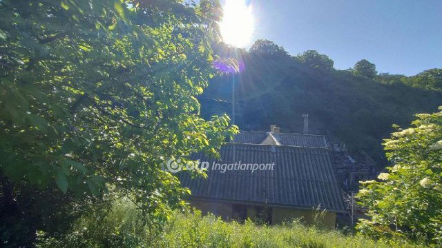 Eladó családi ház, Pécsett 30 M Ft, 1+3 szobás