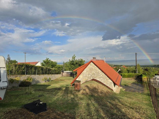 Eladó nyaraló, Csopakon, Kishegyi utcában 75 M Ft, 1 szobás