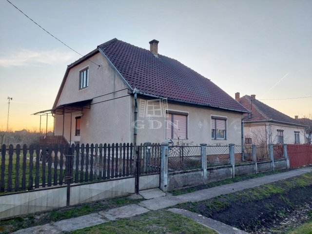 Eladó családi ház, Görbeházán 16 M Ft, 2 szobás