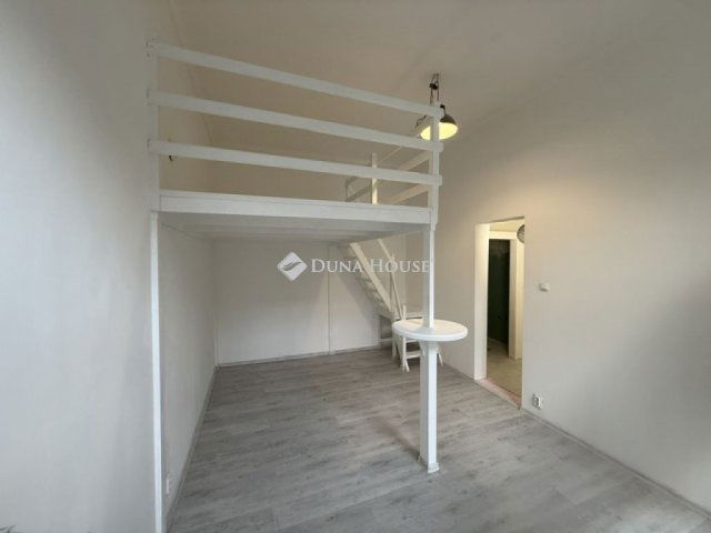 Eladó téglalakás, Budapesten, VI. kerületben 47.9 M Ft, 1 szobás