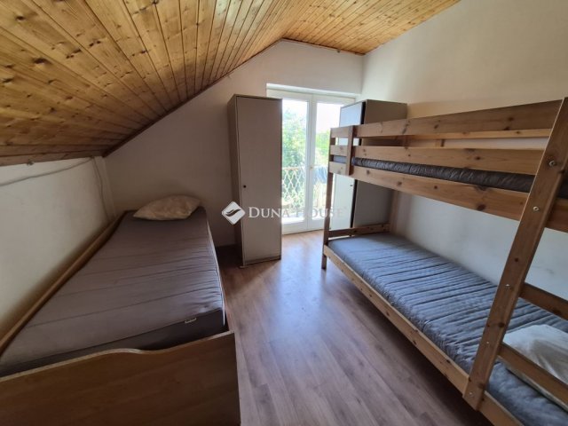 Eladó családi ház, Sóskúton 105.9 M Ft, 10 szobás
