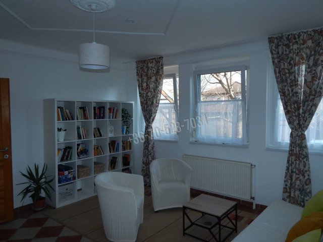 Eladó családi ház, Tatán 150 M Ft, 8 szobás