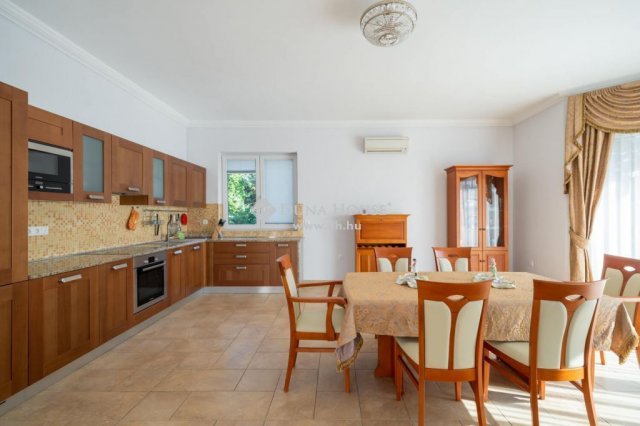 Eladó családi ház, Budapesten, II. kerületben 356.25 M Ft