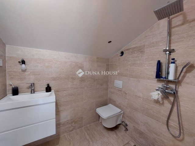 Eladó családi ház, Pécsett 53.5 M Ft, 2 szobás