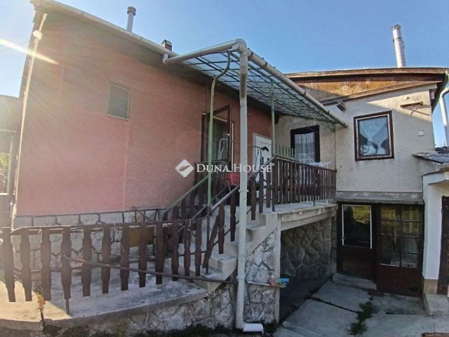 Eladó családi ház, Esztergomban, Honvédtemető utcában 51.9 M Ft