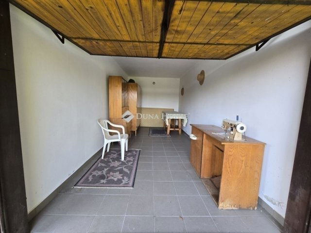 Eladó családi ház, Pécsett 149.9 M Ft, 6 szobás