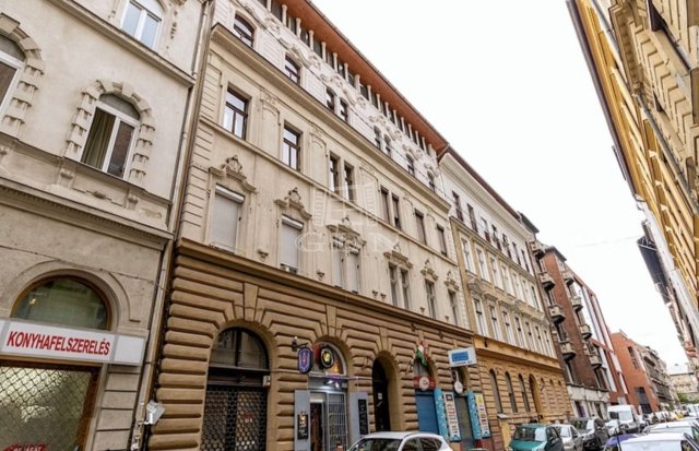 Eladó téglalakás, Budapesten, VI. kerületben 55 M Ft, 1 szobás