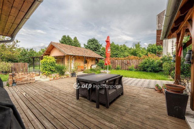 Eladó családi ház, Velencén 179.9 M Ft, 4 szobás