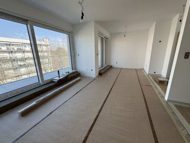 Eladó téglalakás, Siófokon 96.1 M Ft, 8 szobás