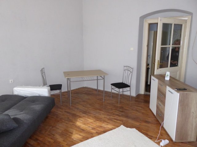 Kiadó téglalakás, albérlet, Pécsett, Katalin utcában, 3 szobás