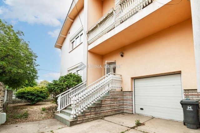 Eladó családi ház, Vecsésen 139.99 M Ft, 5 szobás