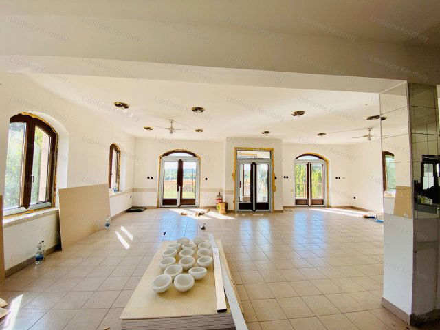 Eladó üzlethelyiség, Keszthelyen 144 M Ft, 10 szobás