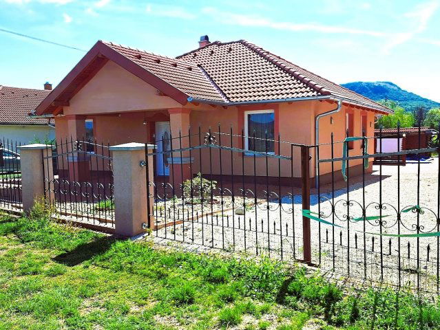 Eladó családi ház, Tapolcán 89.9 M Ft, 3 szobás