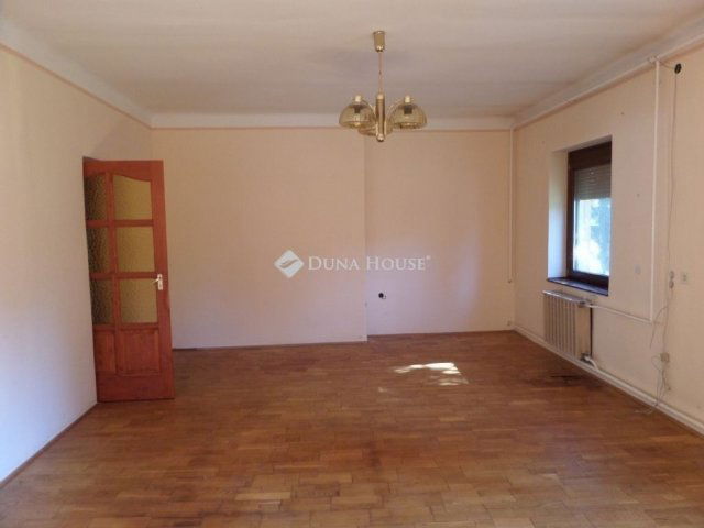 Eladó családi ház, Pécsett 120 M Ft, 5 szobás