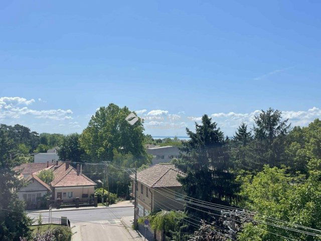 Eladó téglalakás, Balatonalmádiban 84.9 M Ft, 3 szobás