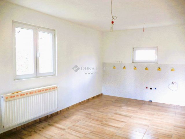 Eladó családi ház, Kápolnásnyéken 59.9 M Ft, 1+1 szobás