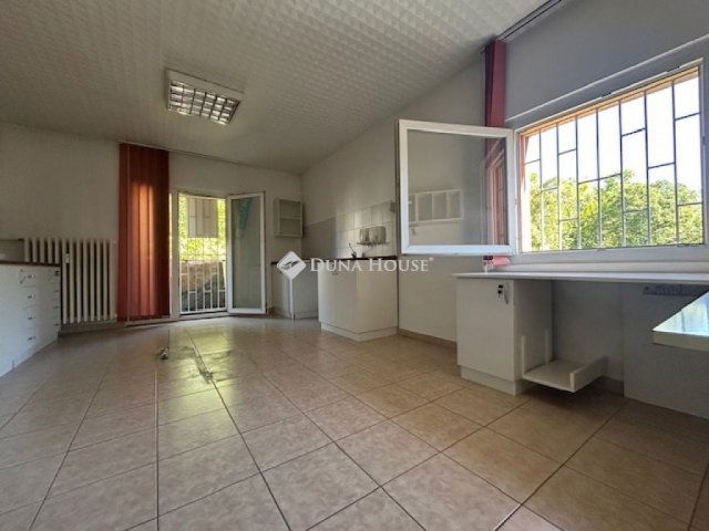 Eladó üzlethelyiség, Pécsett, Építők útján 49 M Ft