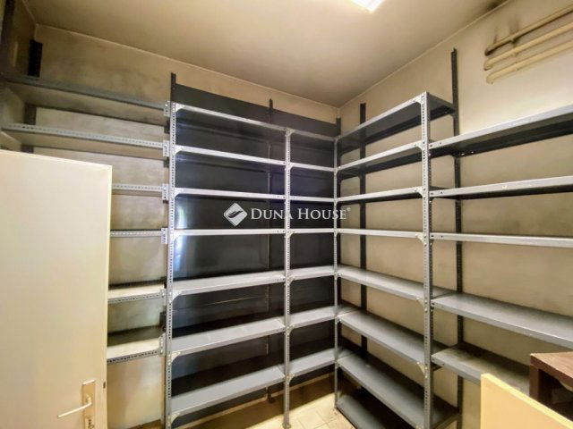 Eladó üzlethelyiség, Budapesten, III. kerületben, Bécsi úton