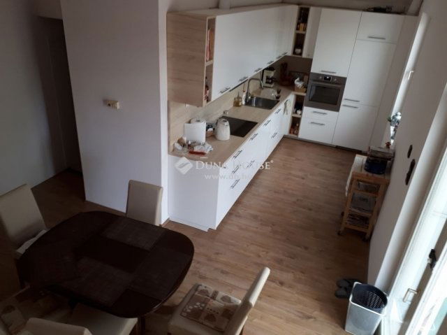 Eladó sorház, Pécsett 119.9 M Ft, 5 szobás