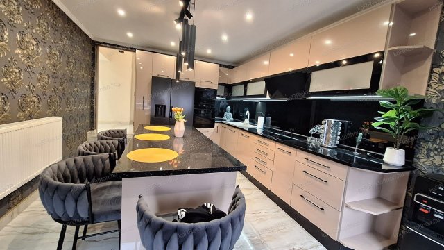 Eladó családi ház, Jászberényben 199 M Ft, 4 szobás